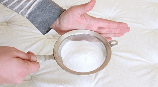 Rắc bột baking soda lên bề mặt đệm để khử mùi và hút ẩm
