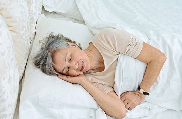 Người già nên chọn đệm có độ cứng vừa phải