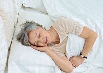 Người già hay nằm đệm cứng hay đệm mềm