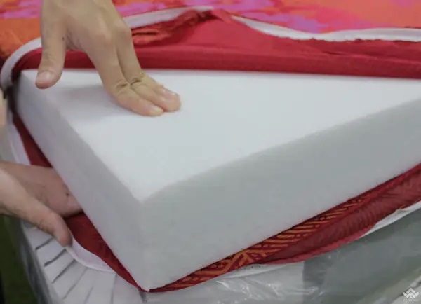 Đệm bông ép với độ cứng vừa phải là sự lựa chọn phổ biến cho người già